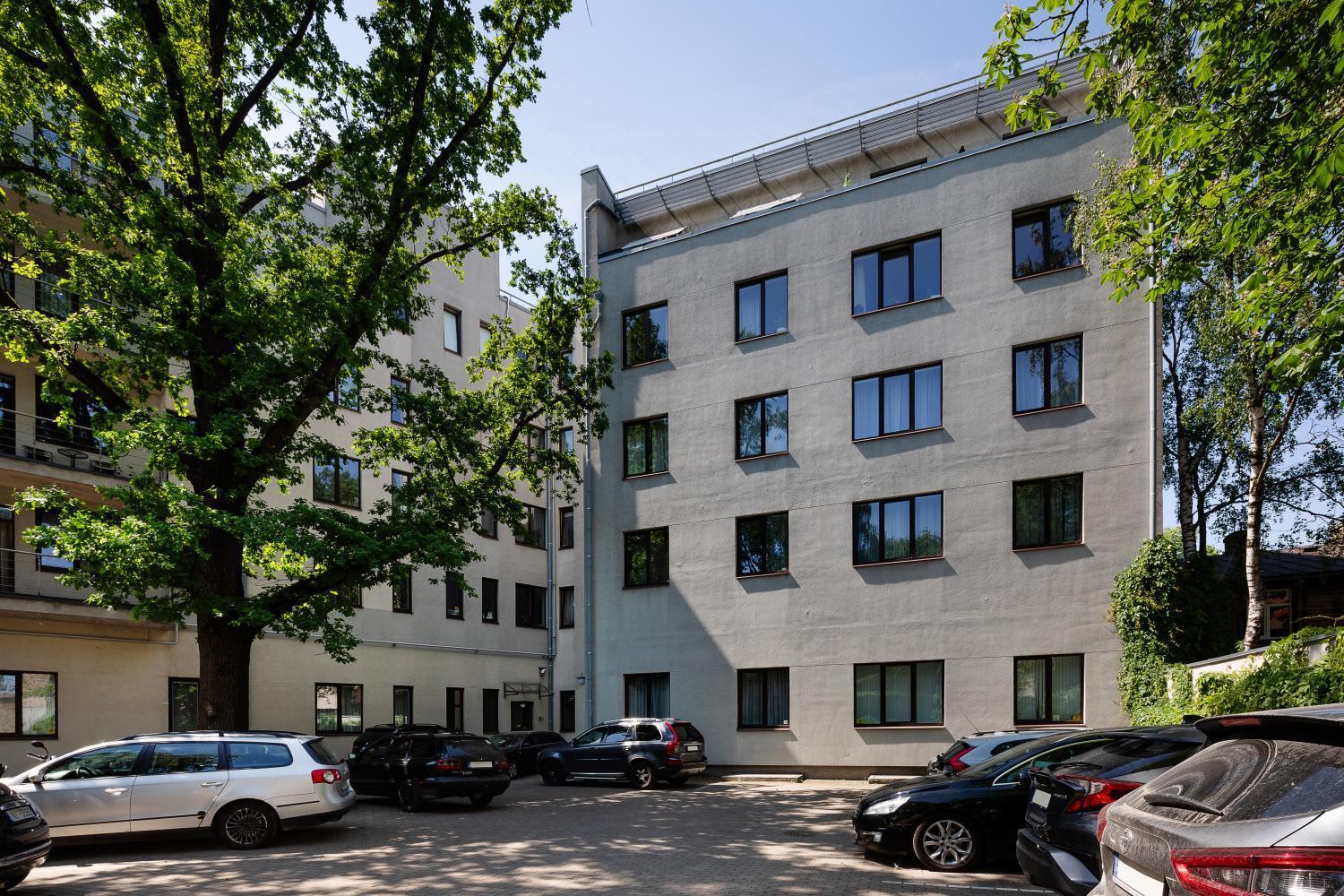 One Bedroom Sunny Tallinn Street With Parking