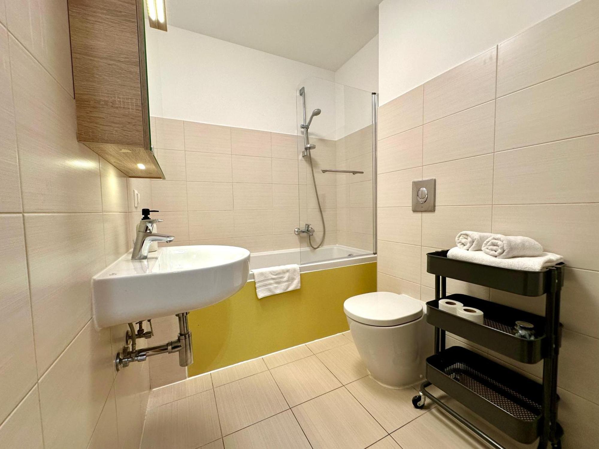 One Bedroom Sunny Tallinn Street With Parking * Riga